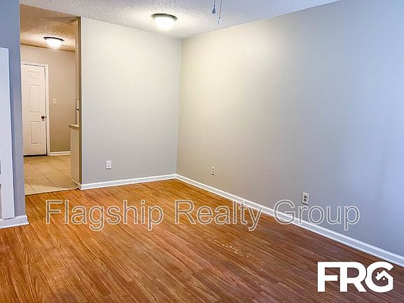 3rd image of 211 Connie Cir