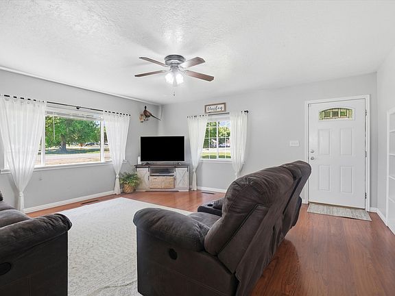 4th image of 308 N Center St