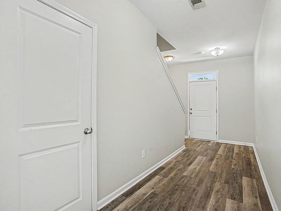 4th image of 558 Hay Hill Ln.