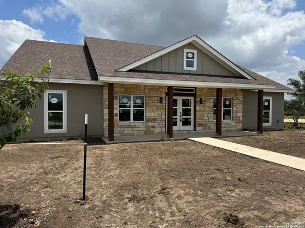 61 Friendship Hills, Uvalde, TX 78801