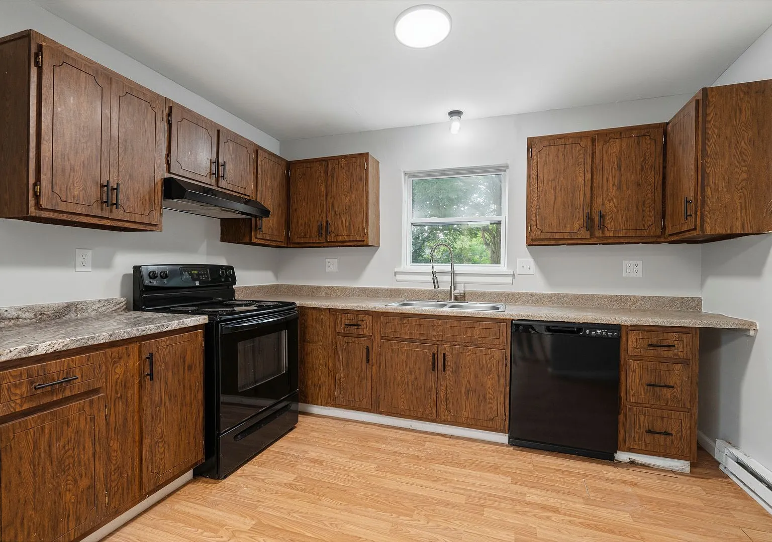 Beautiful 3 Bedroom House in Munhall available now! — Photo 2