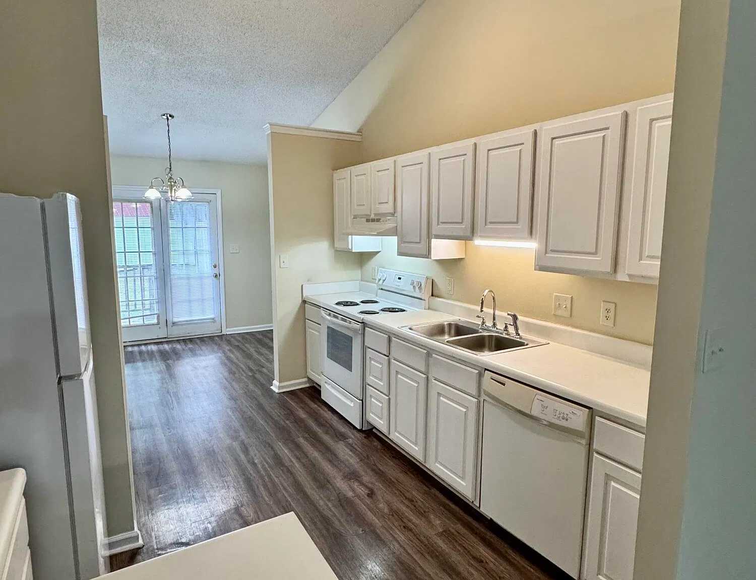 3 bed, 2.0 bath, $1,400 — Photo 4