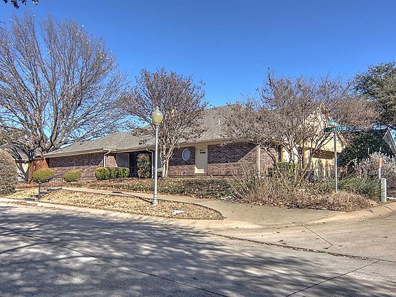 2nd image of 9801 Lakewood Ct