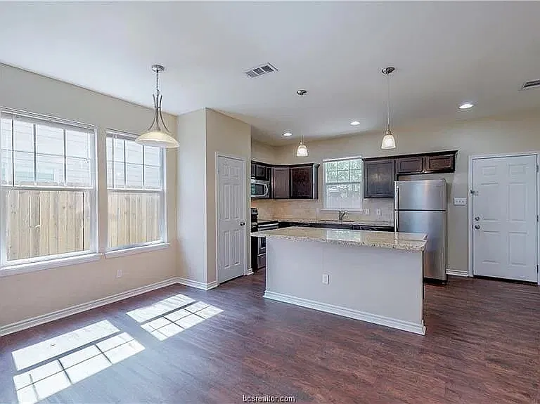 5 bed, 4.5 bath, 1997 sqft, $3,700 — Photo 4