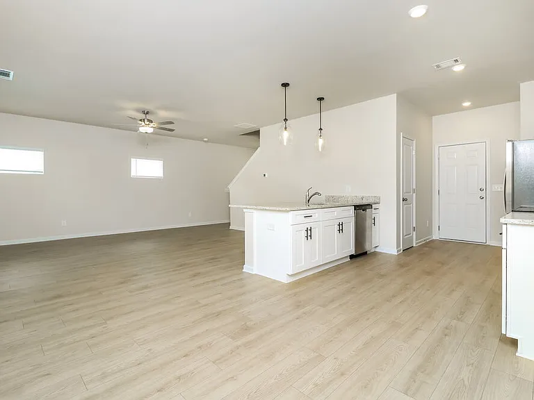 664 Mackenzie Cv — Photo 8