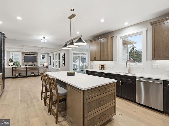 3rd image of 3410 Burrows Ave