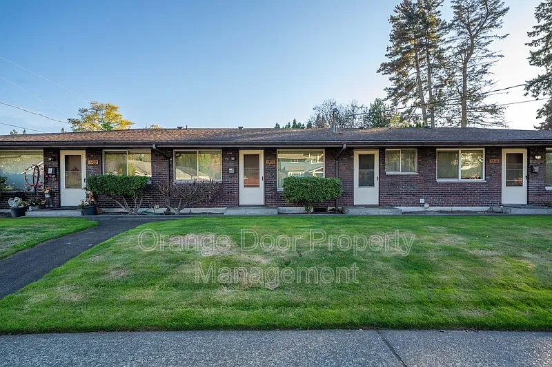 1406 W Pioneer Ave #1