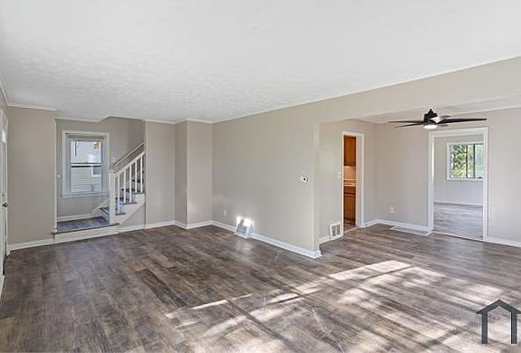 4th image of 1114 Roslyn Ave