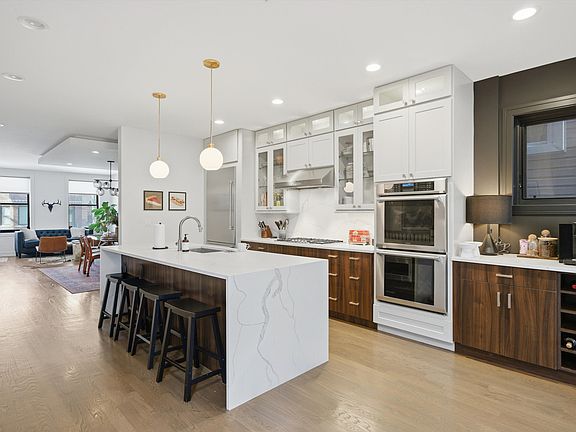 4th image of 855 N Wolcott Ave #1