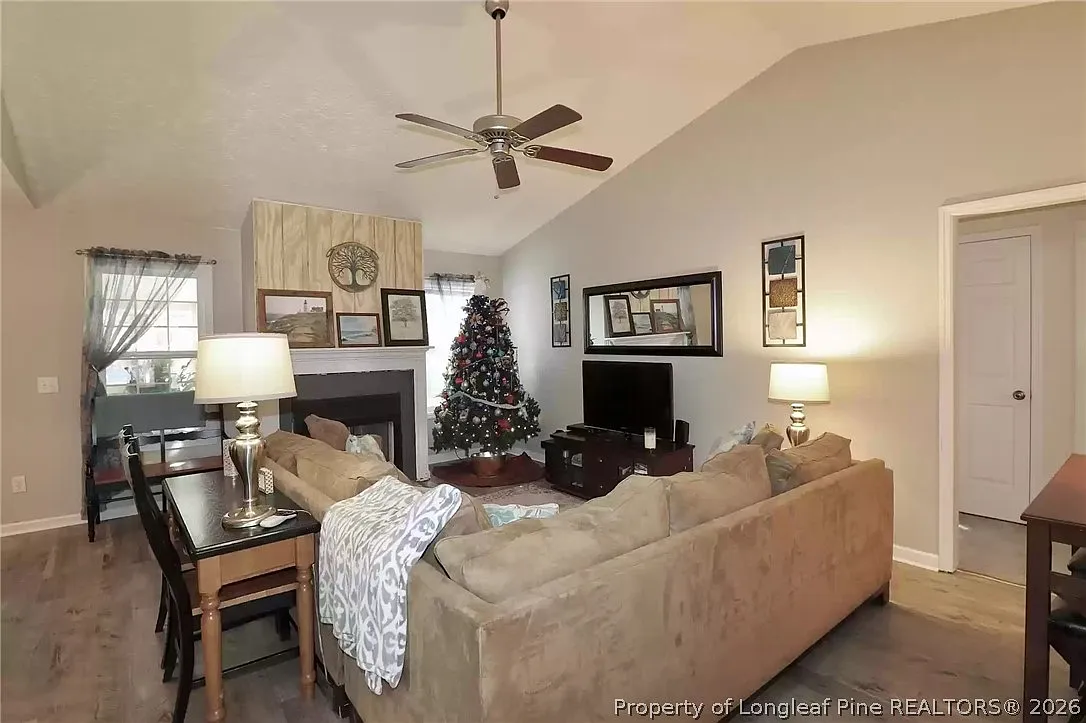 3 bed, 2.0 bath, 1465 sqft, $2,000 — Photo 2
