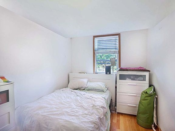 5th image of 255 23rd St APT 2R