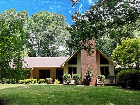 2nd image of 722 Colonial Dr
