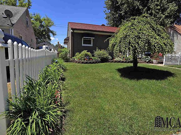 3rd image of 1060 Hull Ave