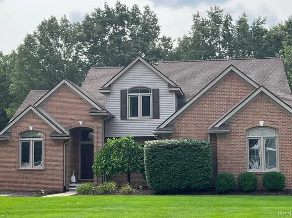1948 Elkridge Cir, Highland, MI 48356
