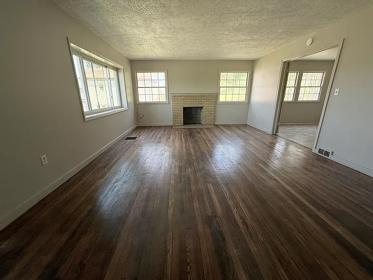 409 S Chestnut St — Photo 6