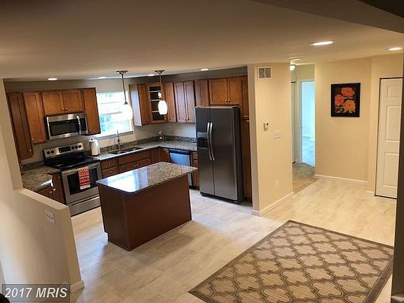 3rd image of 283 Thompson Ave