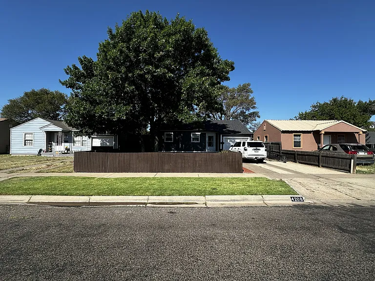 4208 S Hughes St — Photo 2
