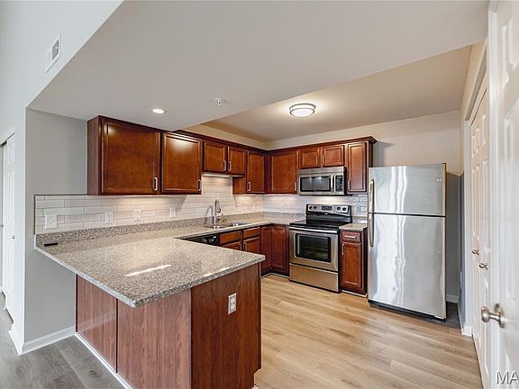 5th image of 532 Bordeaux Way