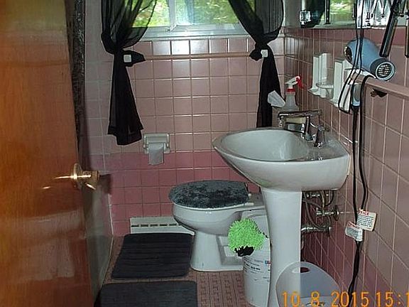 5th image of 8261 Woodbine Ave