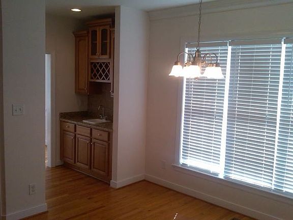 Breakfast nook/wet bar