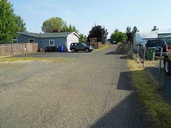 Exterior Neighborhood (street photo)
