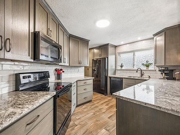 3rd image of 2427 Heritage Bend Dr