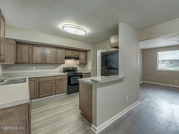 4th image of 2539 E Burlingame Dr