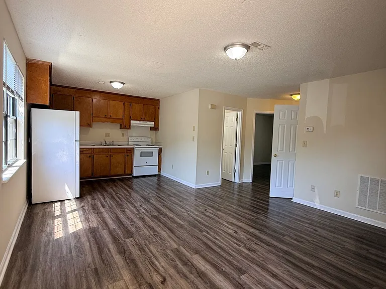 Ivy Court Apartments — Photo 2