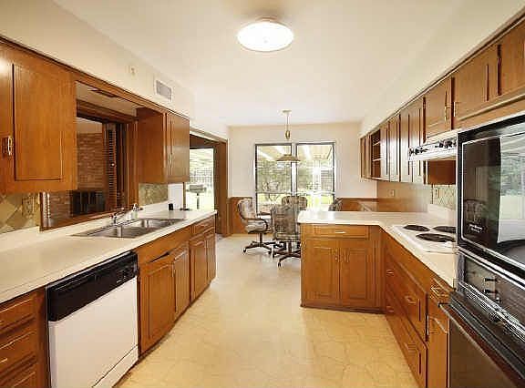 4th image of 5618 Lindenshire Ln