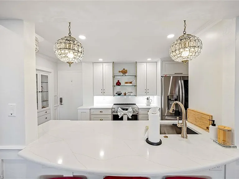 555 Park Shore Dr #B-408 — Photo 13