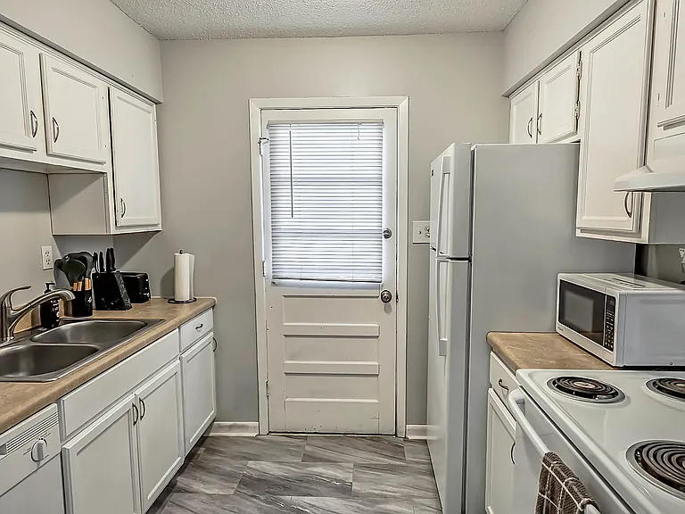 1579 Court Ave #2 — Photo 6