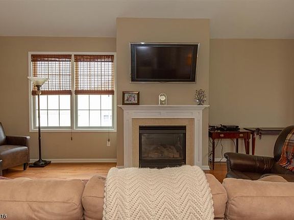 4th image of 7 Fairchild Ln