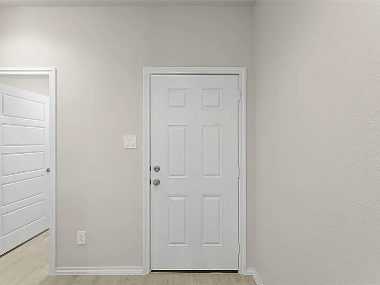 1641 Meadow Crest Dr — Photo 13