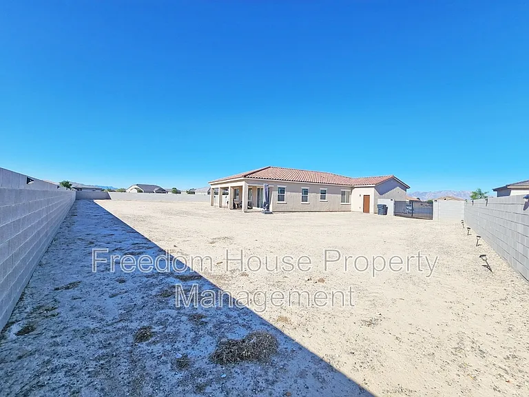4901 Fairwood Ct — Photo 40