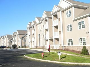 8 Park Dr, Clinton, NJ 08809