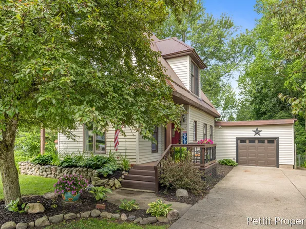 417 S Stewart Ave, Fremont, MI 49412