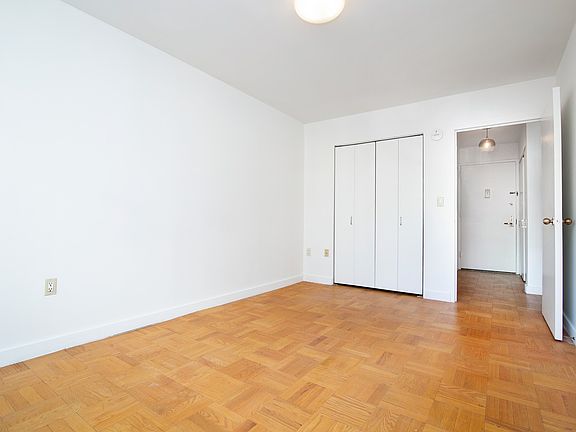3rd image of 460 W 20th St APT 4K