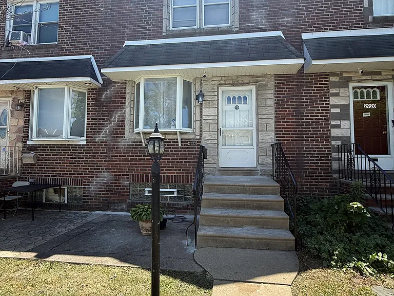 2922 Fanshawe St — Photo 2