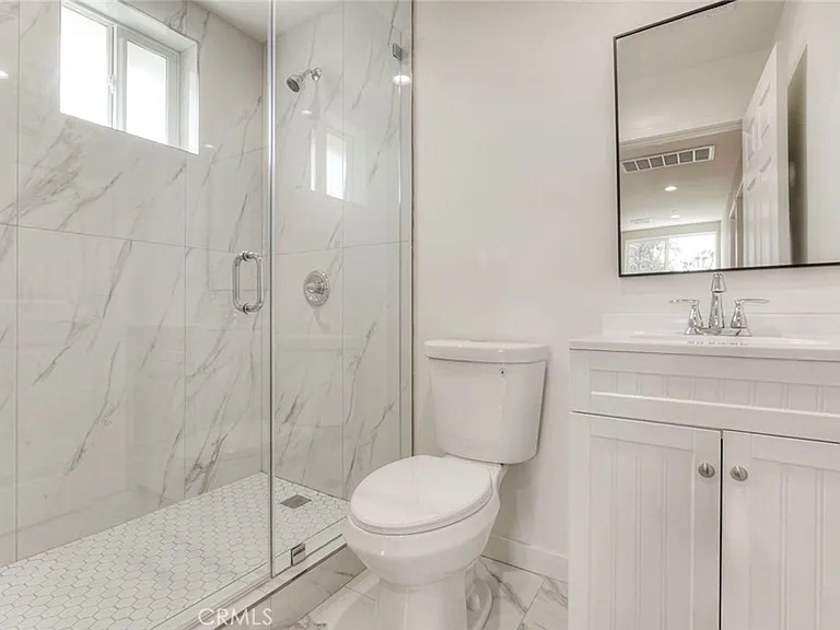15557 Wyandotte St — Photo 23
