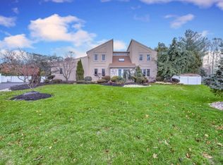 28 Rowena Rd, Manalapan, NJ 07726