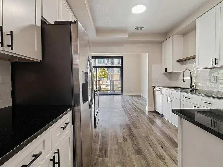 1023 Avenue B #1 — Photo 4