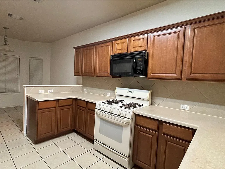 3805 Bronco Bend Loop — Photo 4