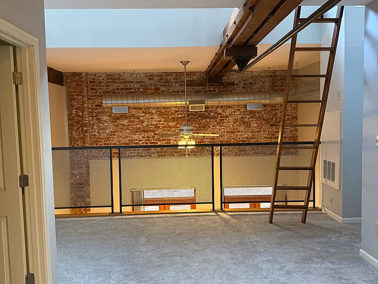 325 W 5th St #3 — Photo 15