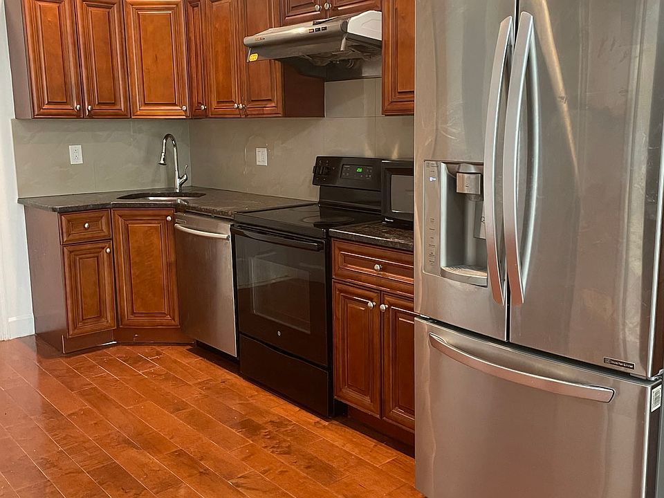 1st image of 1032 Wood St #202