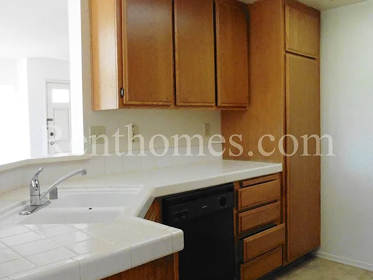 10669 Glendover Ln — Photo 6