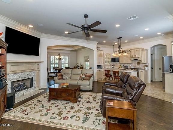 4th image of 311 La Villa Cir