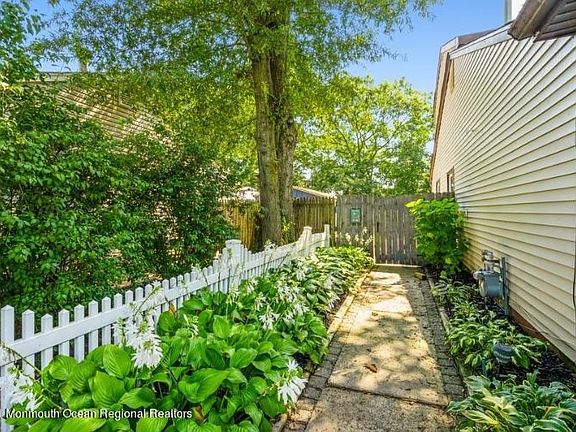 4th image of 264 Forest Ave