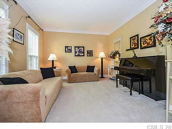 3rd image of 10416 Sutherby Dr