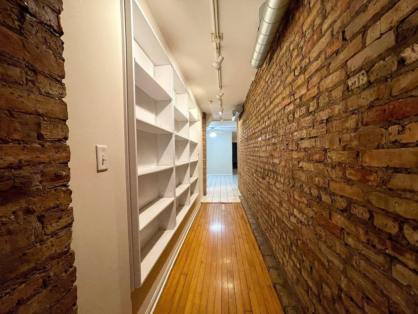 4112 N Clarendon Ave — Photo 3