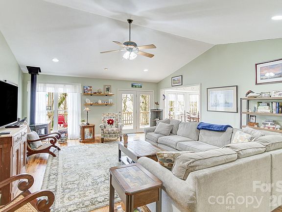 5th image of 737 Woodbine Rd